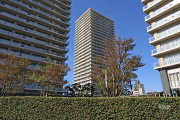 ザ・リバープレイス　ウエストタワーの外観（南東側から）