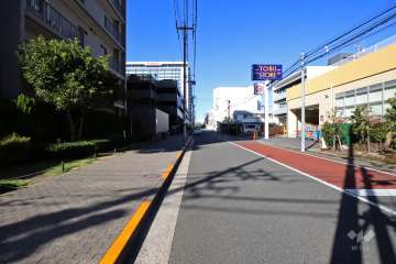 敷地北東側の前面道路(南東側から)