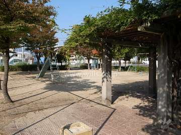 公園はフェンスでボール遊びのスペースと遊具のあるスペースが分けられています。