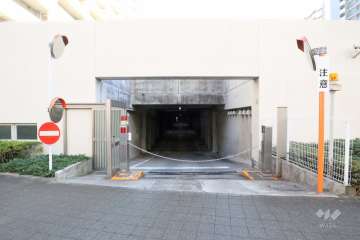 駐車場の出入り口（ロボットゲート付き）