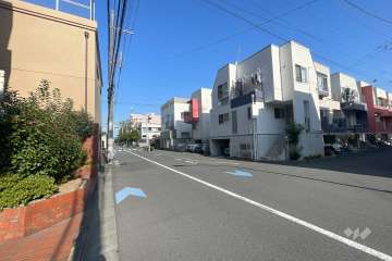 敷地東側の前面道路（南側から）