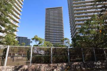 ザ・リバープレイス イーストタワーの外観（西側から）