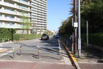 敷地南東側の前面道路(南西側から)