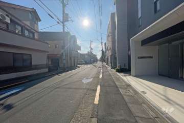 敷地北東側の前面道路（北西側から）