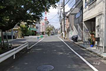 敷地北東側の前面道路(南東側から)
