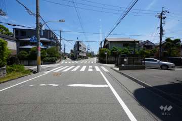 敷地西側の前面道路(南側から)