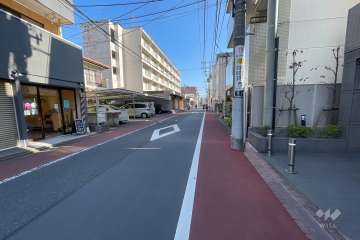 敷地北側の前面道路（西側から）