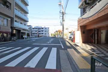 敷地西側の前面道路(南側から)