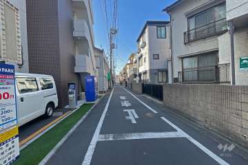 敷地西側の前面道路（北側から）