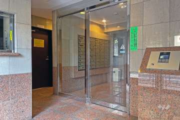 エントランスはオートロック付きです。