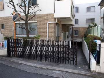 地階にある敷地内駐車場へのアプローチ（扉付き）