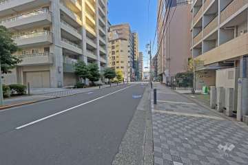 敷地北東側の前面道路(北西側から)