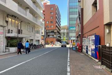 敷地北側の前面道路（西側から）