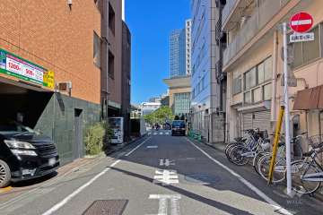 敷地の東側道路（南側から）
