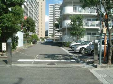 駐車場出入り口はロボットゲート付きです