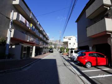 敷地西側の前面道路