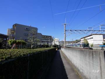 敷地の北側にはJR福知山線が走っています。