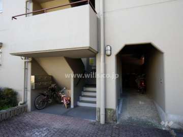 住戸入口（共用ポスト）　横は自転車置場