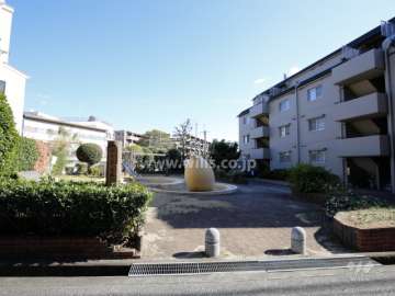 敷地の北側には『栄町3丁目第1公園』があります。