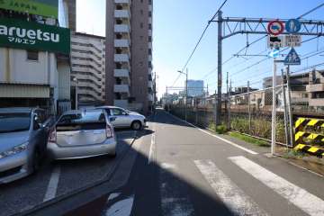 敷地西側の前面道路（北側から）