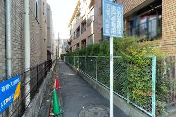 敷地南側の前面道路