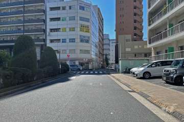 敷地東側の前面道路（北側から）