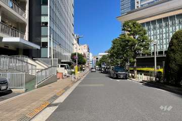 敷地東側の前面道路（南側から）