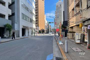 敷地北東側の前面道路（北西側から）