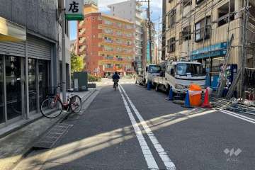 敷地南西側の前面道路（北西側から）