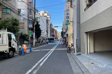 敷地南西側の前面道路（南東側から）