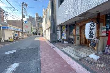 敷地西側の前面道路（北側から）