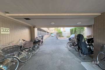 屋内に設けられた駐輪場