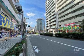 敷地南側の前面道路（東側から）