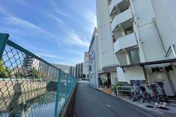 敷地北東側の前面道路（北西側から）