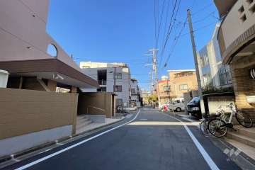 敷地北東側の前面道路（南東側から）