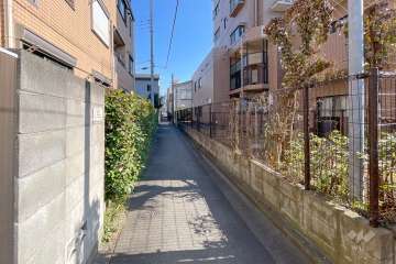 敷地北側の前面道路（西側から）