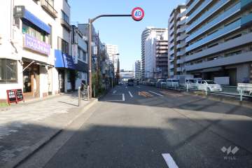 敷地南側の前面道路（西側から）