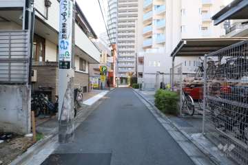 敷地東側の前面道路（北側から）