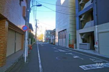 敷地東側の前面道路（南側から）