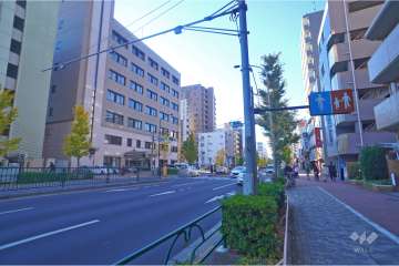 敷地南側の前面道路（東側から）