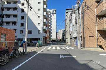 敷地北側の前面道路（東側から）