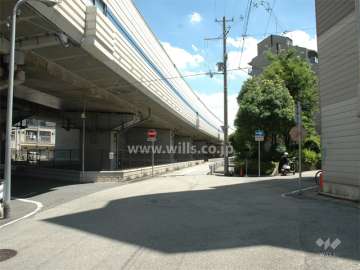 敷地の北側には名神高速の高架があります。