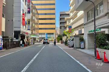 敷地南側の前面道路（東側から）
