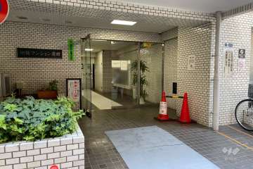 ガラス扉のエントランス