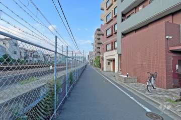 敷地西側の前面道路