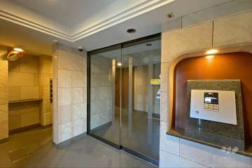 エントランスはオートロック付きです。