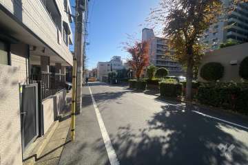 敷地北側の前面道路