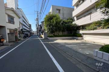 敷地南側の前面道路（東側から）