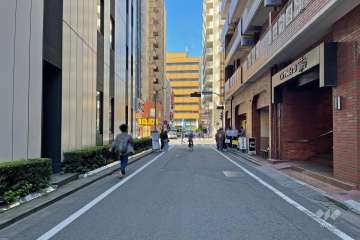 敷地南側の前面道路（東側から）