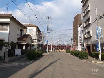 敷地西側の前面道路。すぐ北側には阪急神戸線が走っています。